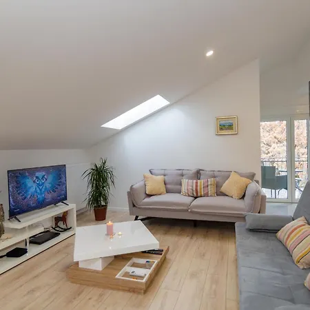 6 Bedroom In